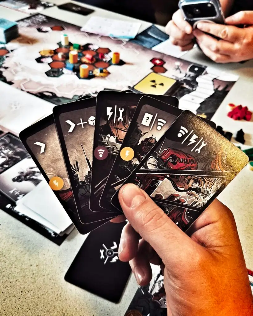 Karten in der Hand eines Spielers